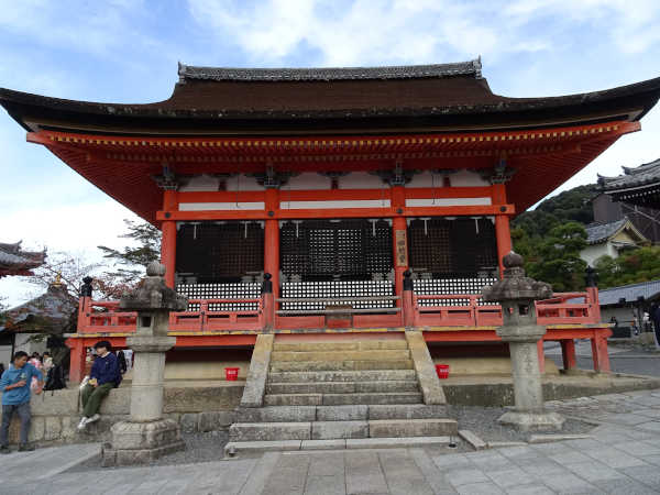 Le bâtiment qui s'appelle Tamura-do dans l'enceint du temple Kiyomizu-dera