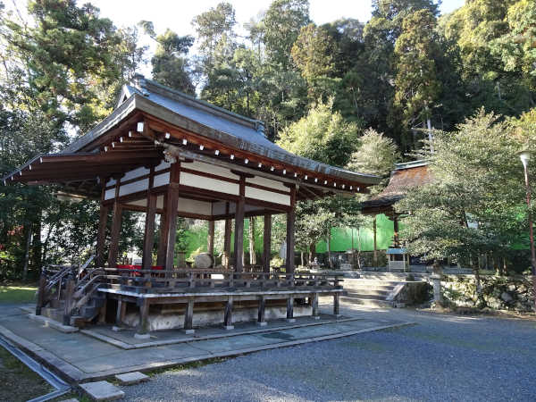la scène pour la danse Tsukiyomi-jinja
