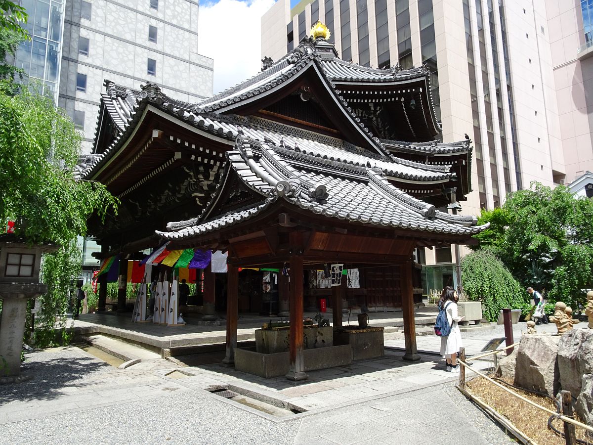 Le bâtiment principal dont la forme est hexagonale (rokkaku), dans lequel la Nyoirin-Kwannon est déifiée