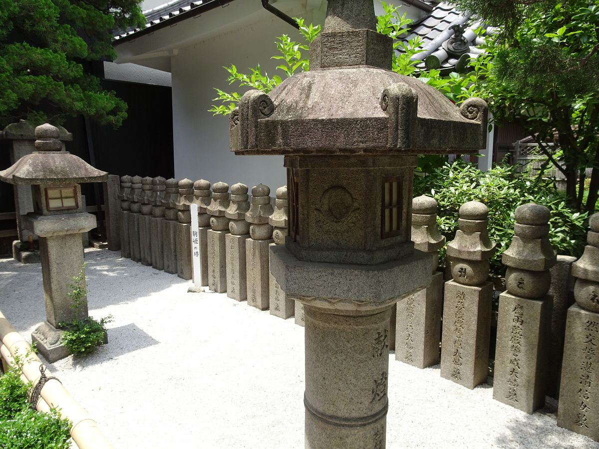 Les tombes des 39 femmes et filles de Toyotomi Hidetsugu executées