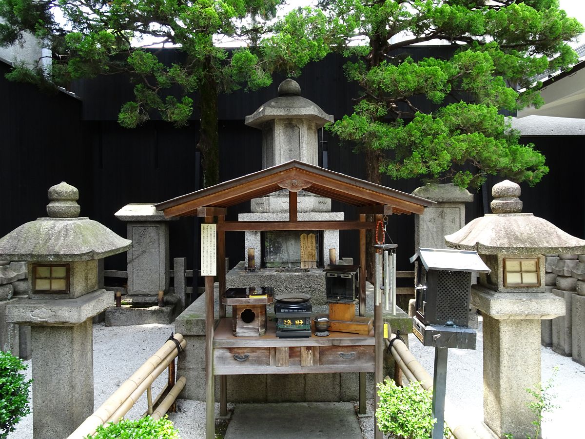 Le monument en pierre dans lequel la tête de Hidetsugu était gardée