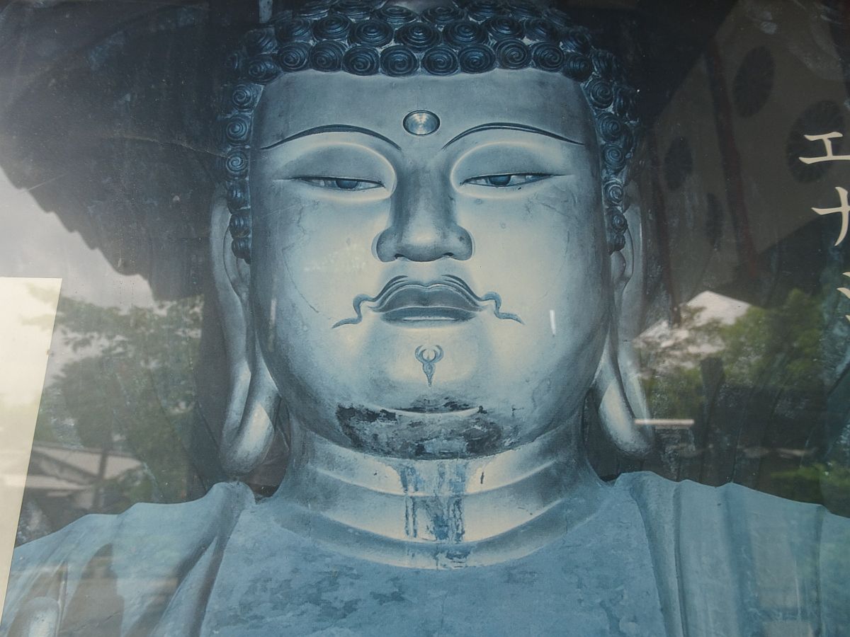 La grande statue bouddhique ayant une cicatrice sur la mâchoire