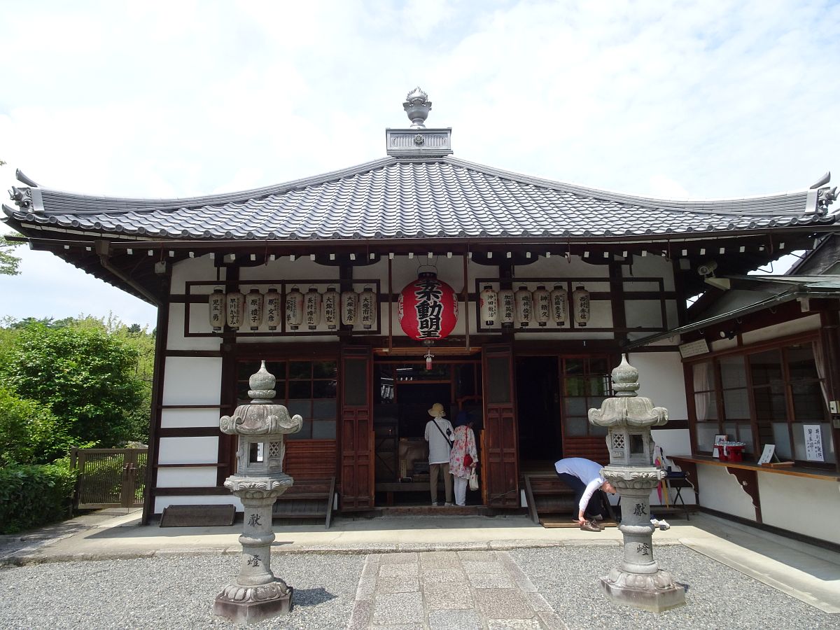 Le bâtiment principal de temple Doju-in avec Tôrô et Chochin