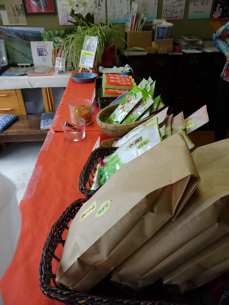 가게 안에 팔고 있는 우지차 (宇治茶).