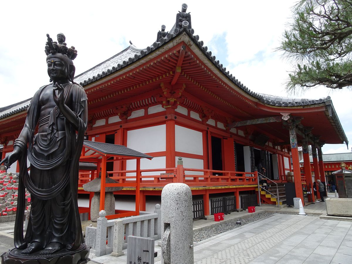 Le bâtiment principal du temple Rokuharamitsuji avec  Kwannon, la déesse de la miséricorde