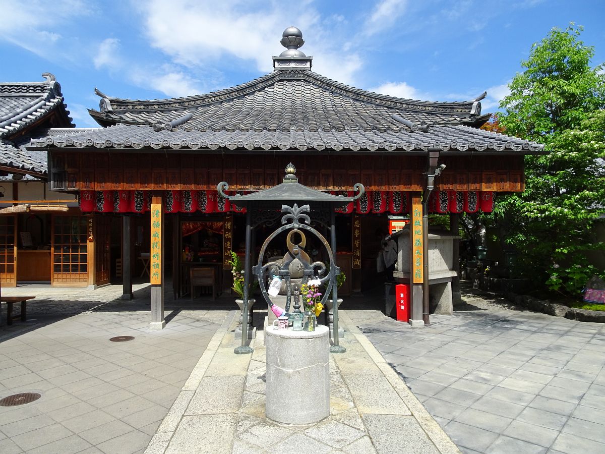 Le bâtiment principal du temple Shakujo-ji 