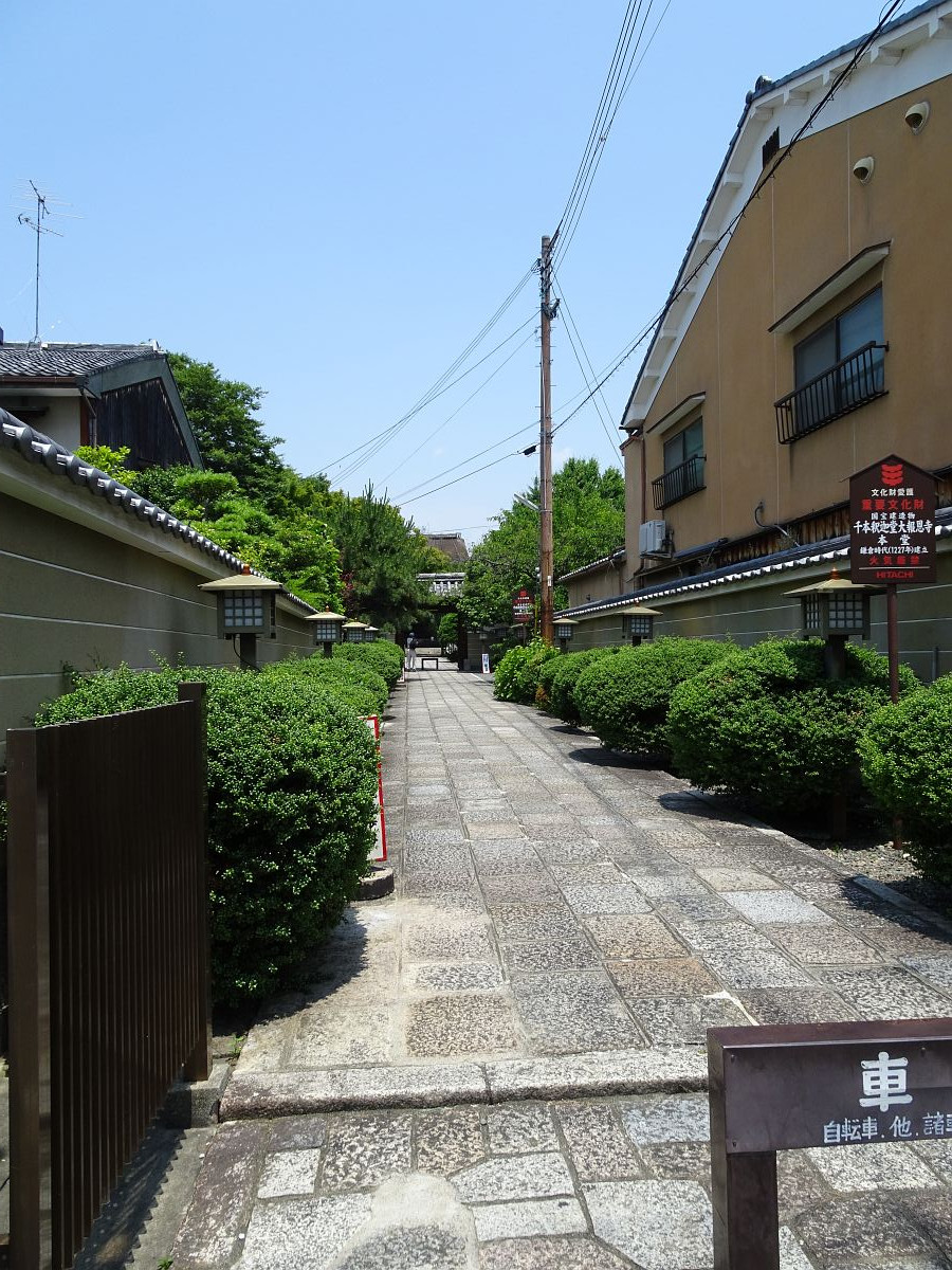L’entrée étroite du temple Daihoon-ji en comparaison avec la vaste enceinte