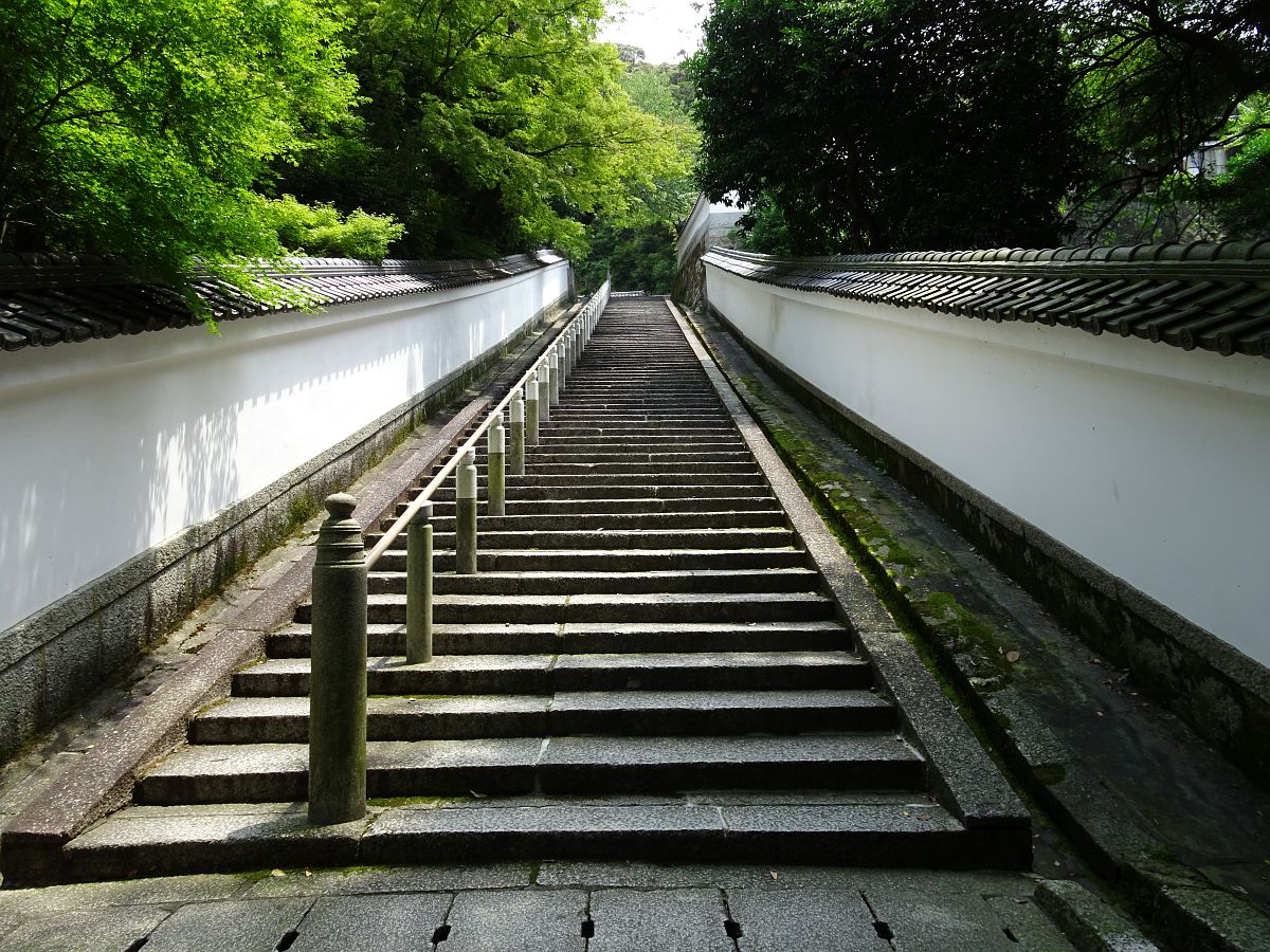 Dans l’enceinte du Chion-in, escalier qui monte au sanctuaire Nuregami-jinja