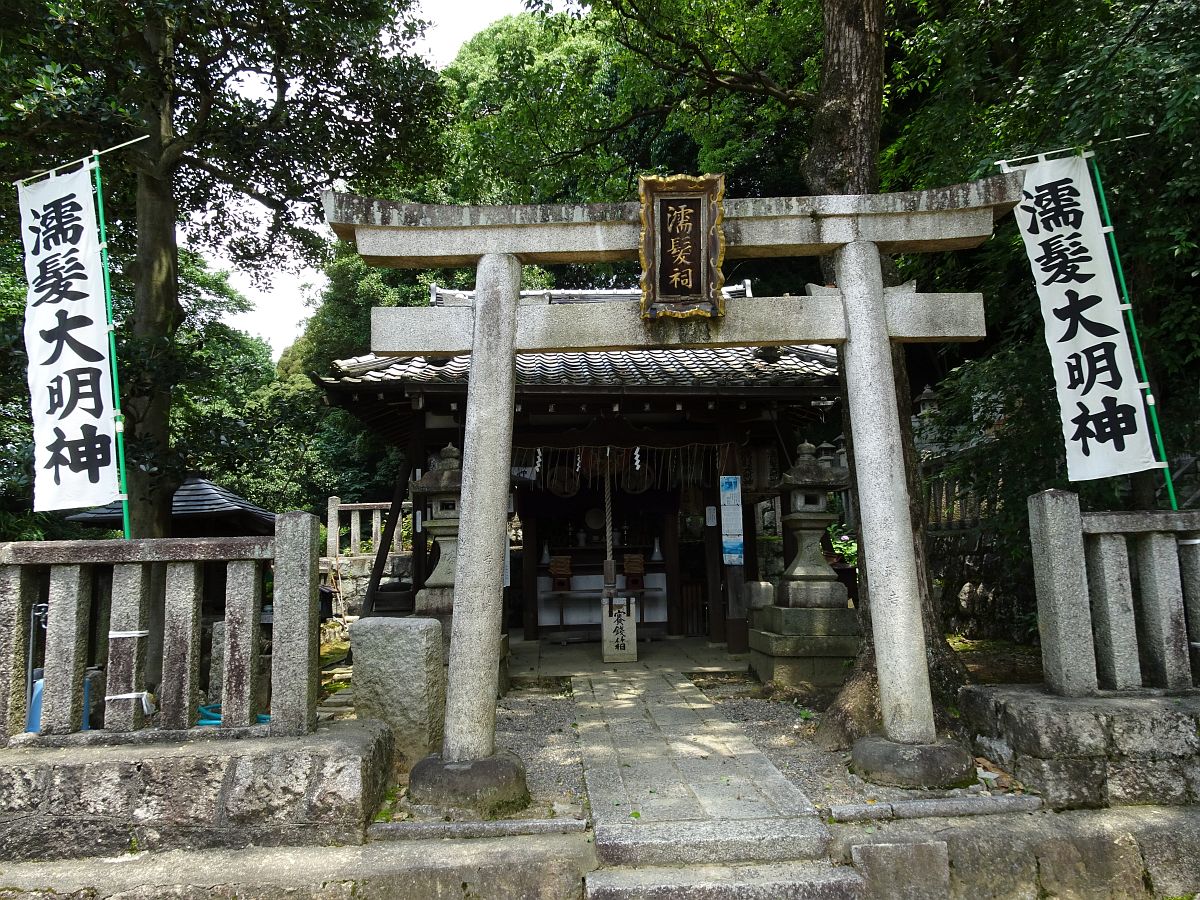 L’entrée du sanctuaire Nuregami-jinja dans lequel un renard est déifié