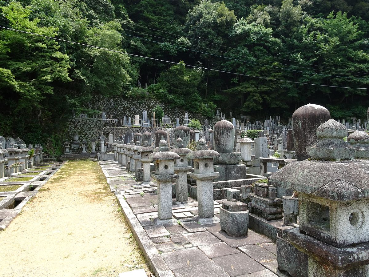 Le cimetière qu’il faut traverser pour atteindre le sanctuaire Nuregami-jinja