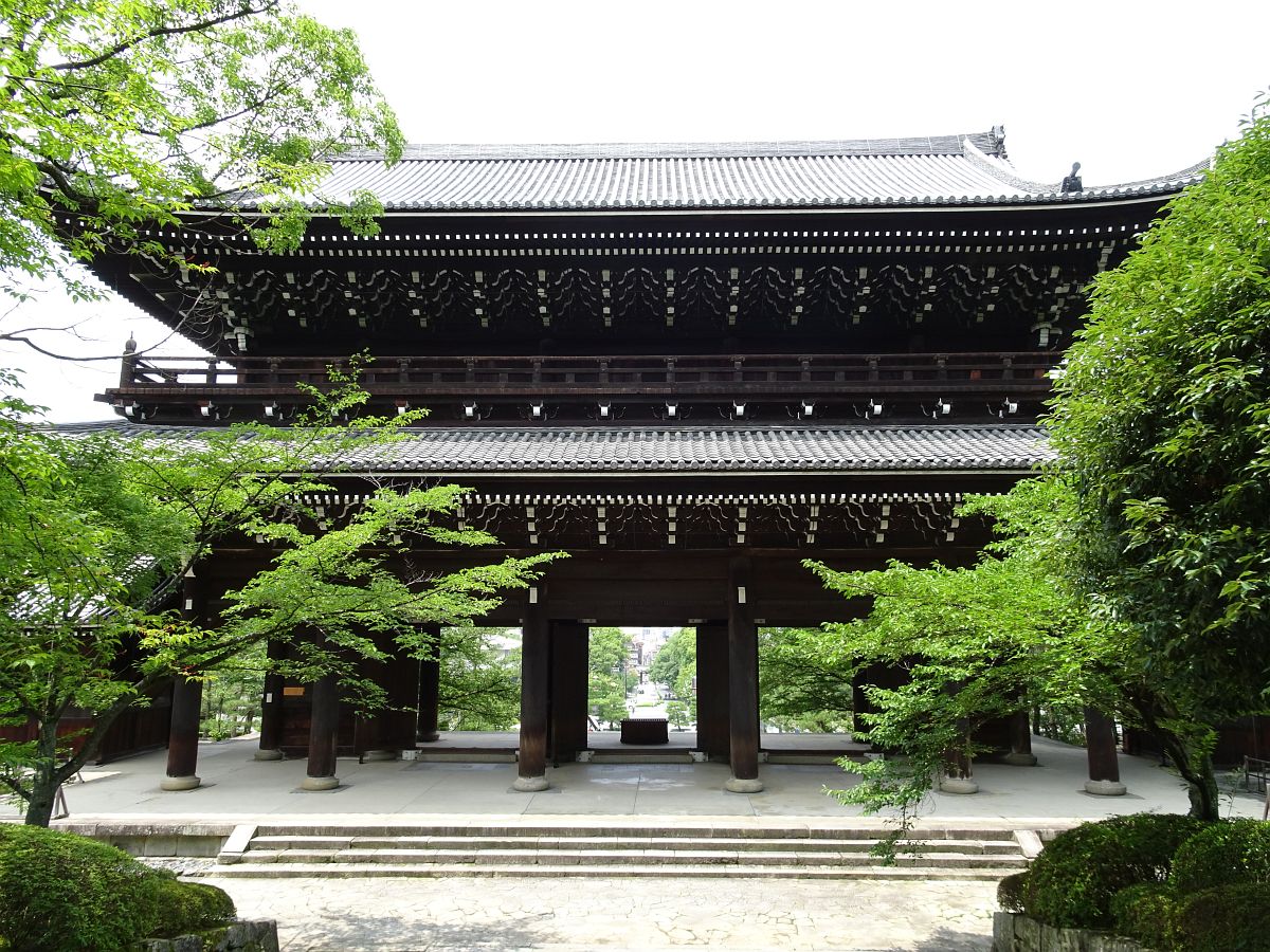 Le portail du temple Chion-in dont le deuxième étage est une salle de prière 