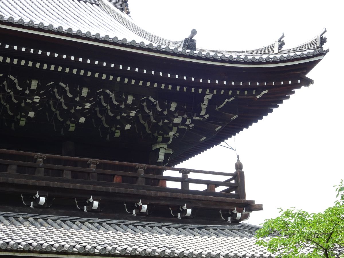 Le deuxième étage du portail du temple Chion-in, dans lequel un maître charpentier Gomikin-emon et sa femme sont déifiés
