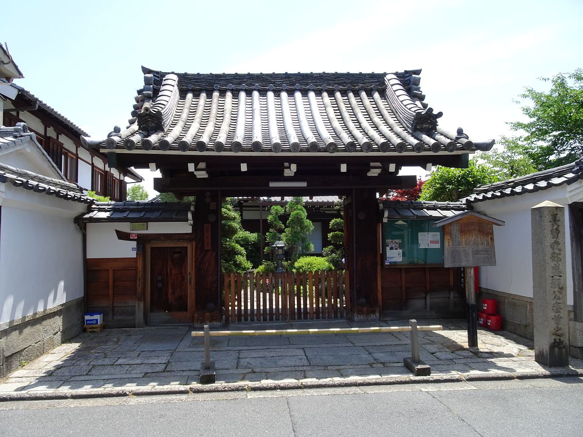 L’entrée du temple Renko-ji dans lequel la statue d’ Amida est déifiée (mais la porte est toujours fermée)