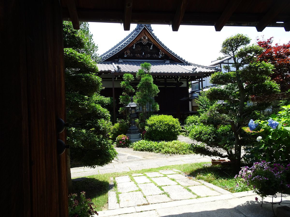 L’entrée du temple Renko-ji dans lequel la statue bouddhique Amida qui est rentrée de l’embranchement de Yamashina est déifiée
