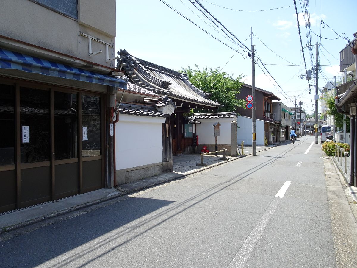 La rue d’accès du temple Renko-ji
