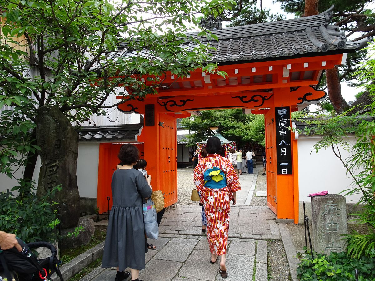 l’entrée du temple Yasaka-koshin-do près de la pagode Yasaka-no-To