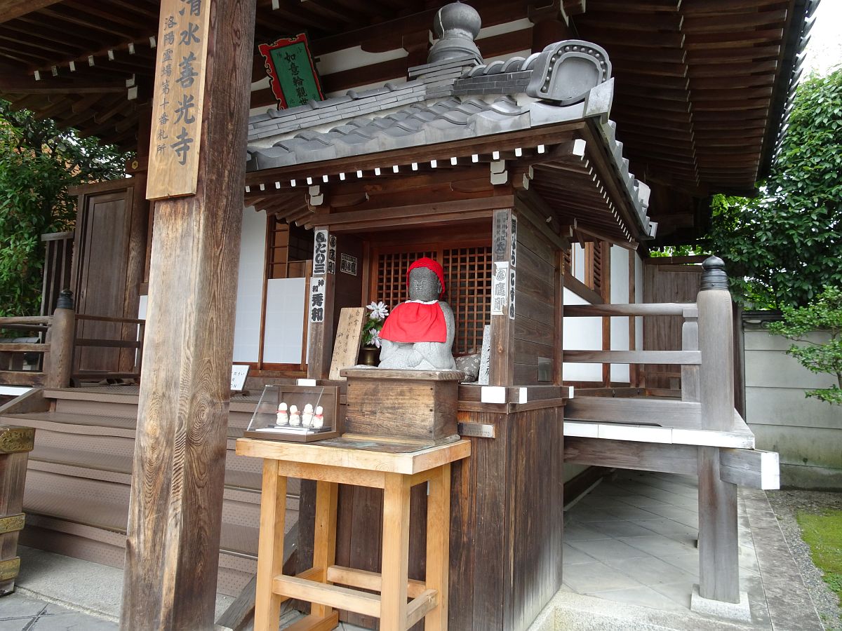 Si on tourne la tête du Jizo vers l’objet de nos espoirs et que l’on prie, alors le souhait est exaucé
