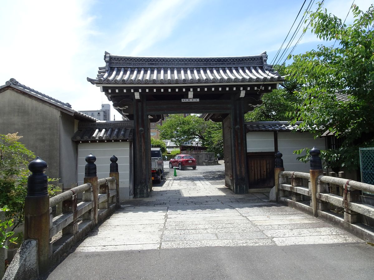  l’entrée du temple Hooji dans lequel il y a la cloche qu’on ne sonne pas, applée Tsukazu-no-Kane