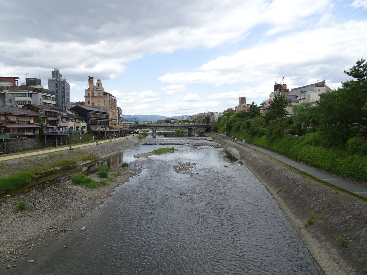 la rivière Kamogawa au bord de laquelle le prêtre Son-i a essayé de persuader Michizane sans rien dire