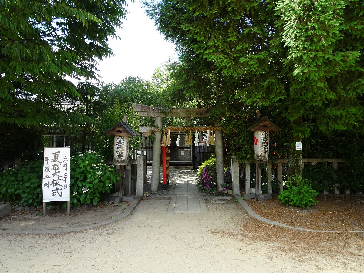 l’entrée du sanctuaire Suika-Tenmangu dans lequel Sugawara-no-Michizane est déifié