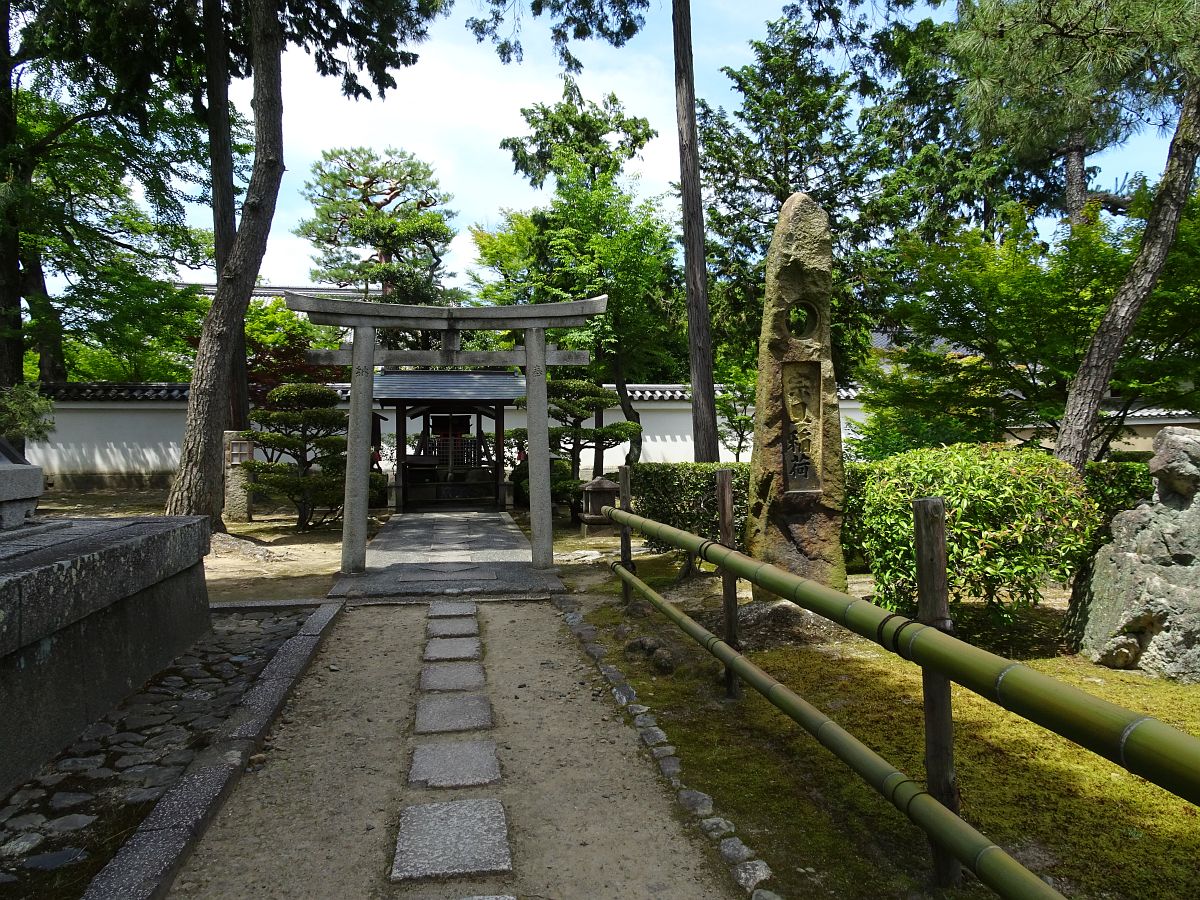 l’entrée du sanctuaire Sotan-Inari dans l’enceinte du temple Shokoku-ji