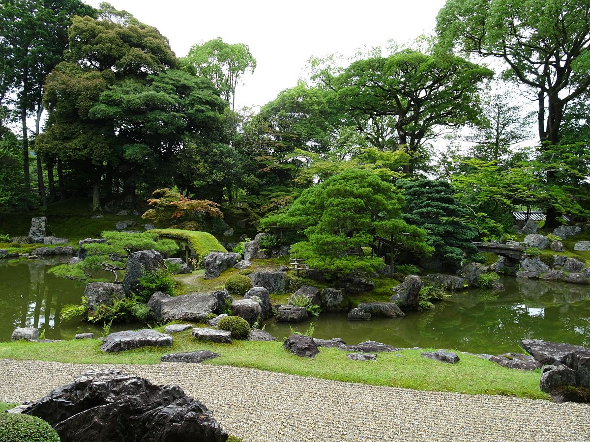 여러 가지 나무들이 있는 산포인 (三宝院) 의 정원