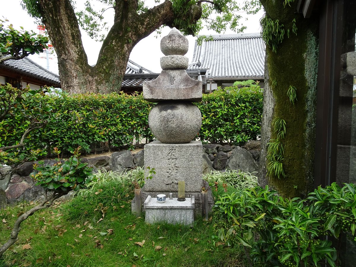 la tombe de Kesa-gozen qui a été tuée par un des collègues de son mari