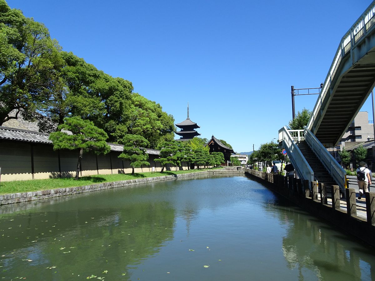 le temple To-ji à l’arrière-plan avec les douves au premier plan