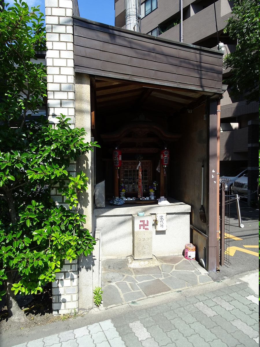 l’entrée du Hagata-jizo à côté de la station-service