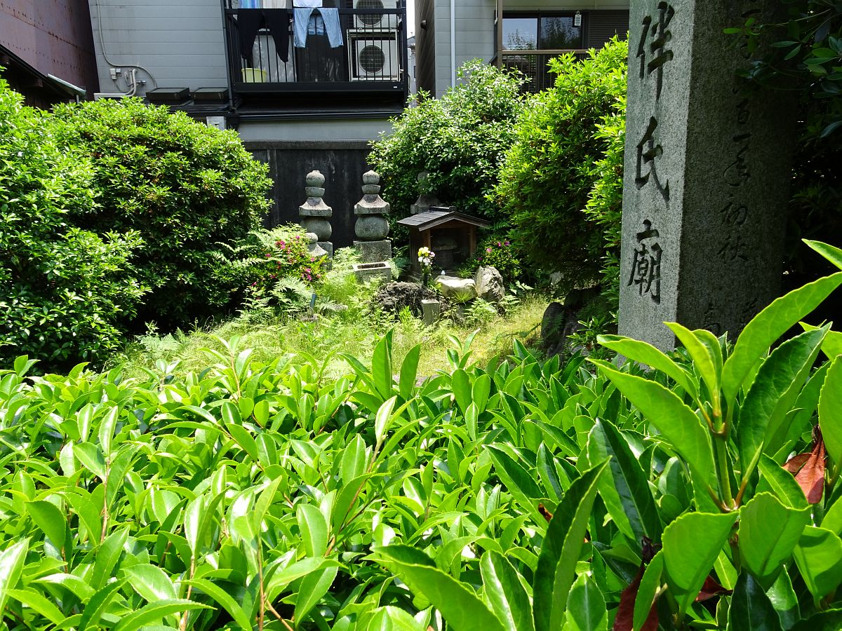 l’Hibukuro (le centre d’une lanterne en piere) maudit que personne ne veut posséder