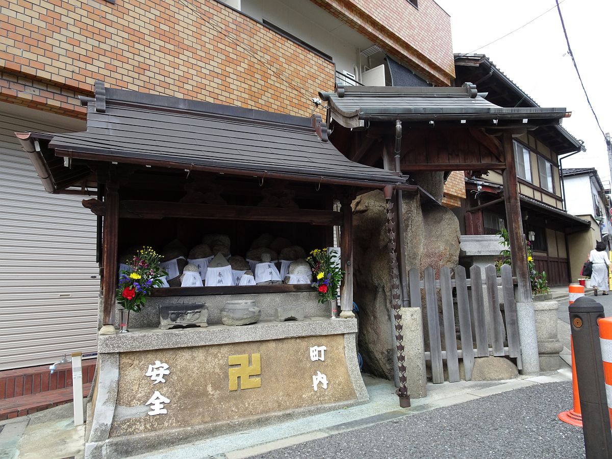 l’autel modeste derrière le Jizo