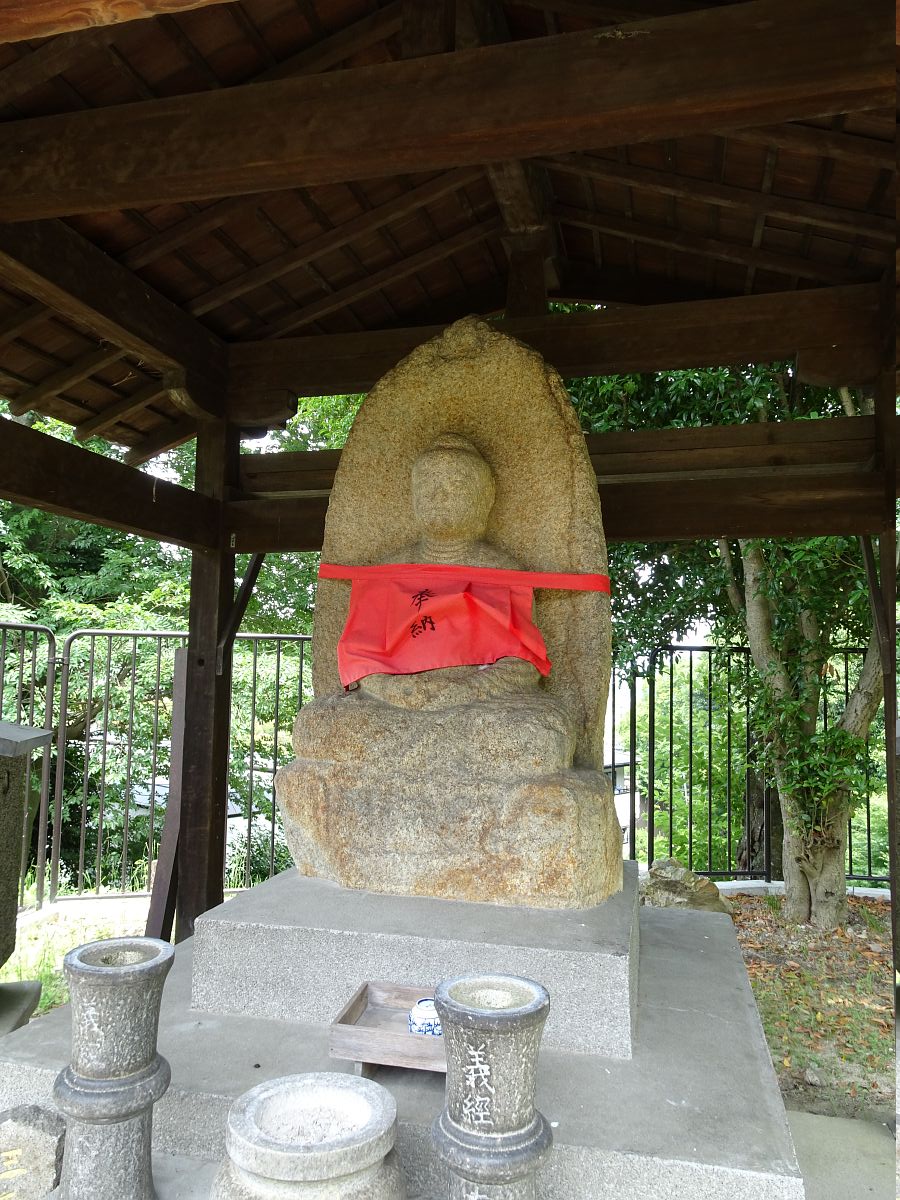 une de neuf statues bouddhiques aux alentours du village Kutai-cho (village des neuf corps)