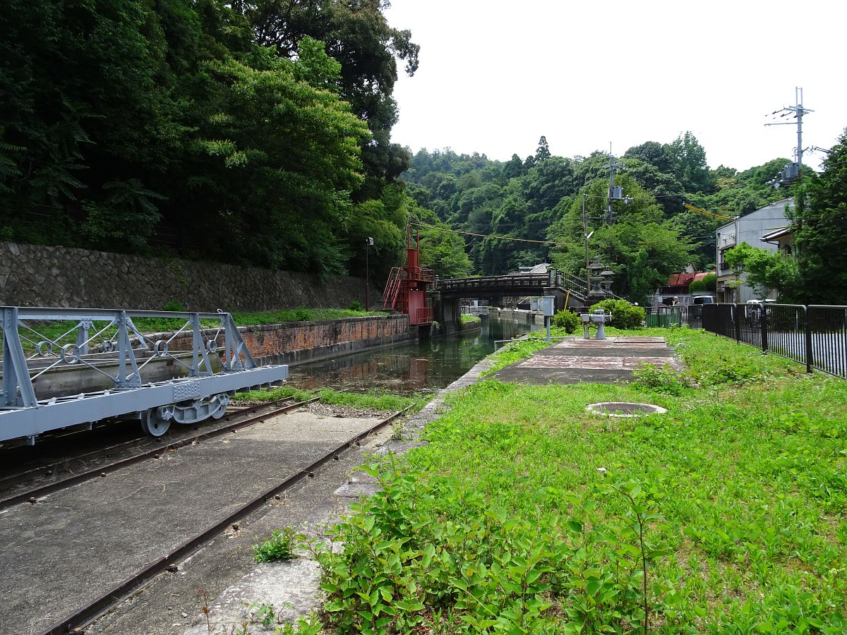 les rails du canal de Keage qui continue jusqu’au lac de Biwa