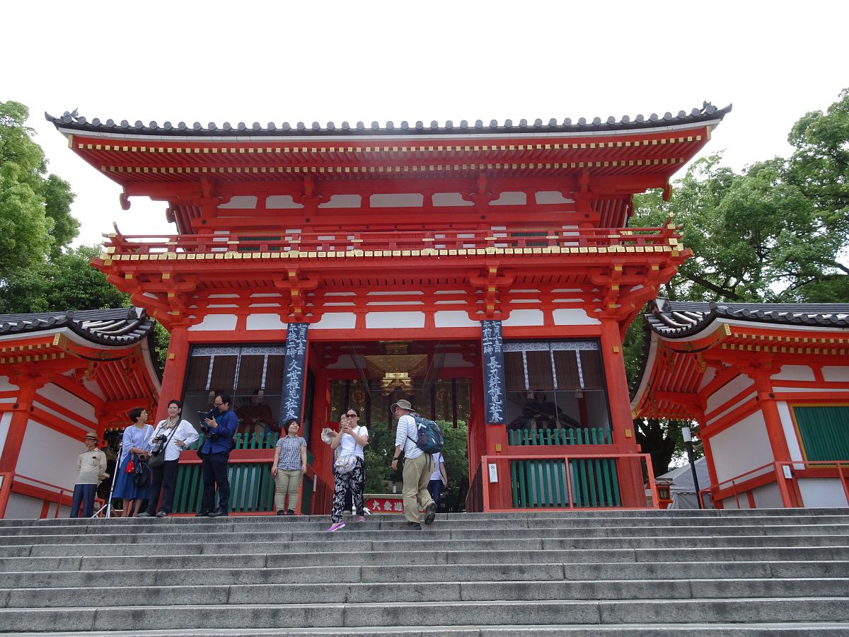 l’entrée du sanctuaire shinto Yasaka-jinja au bout Est de la rue Shijo-dori