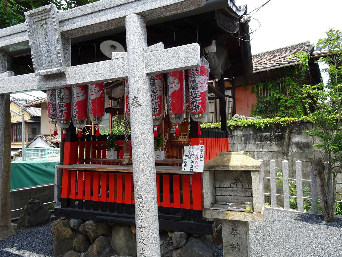 le sanctuaire principal du Aizuchi-Inari-jinja bâti pour déifier un renard sacré