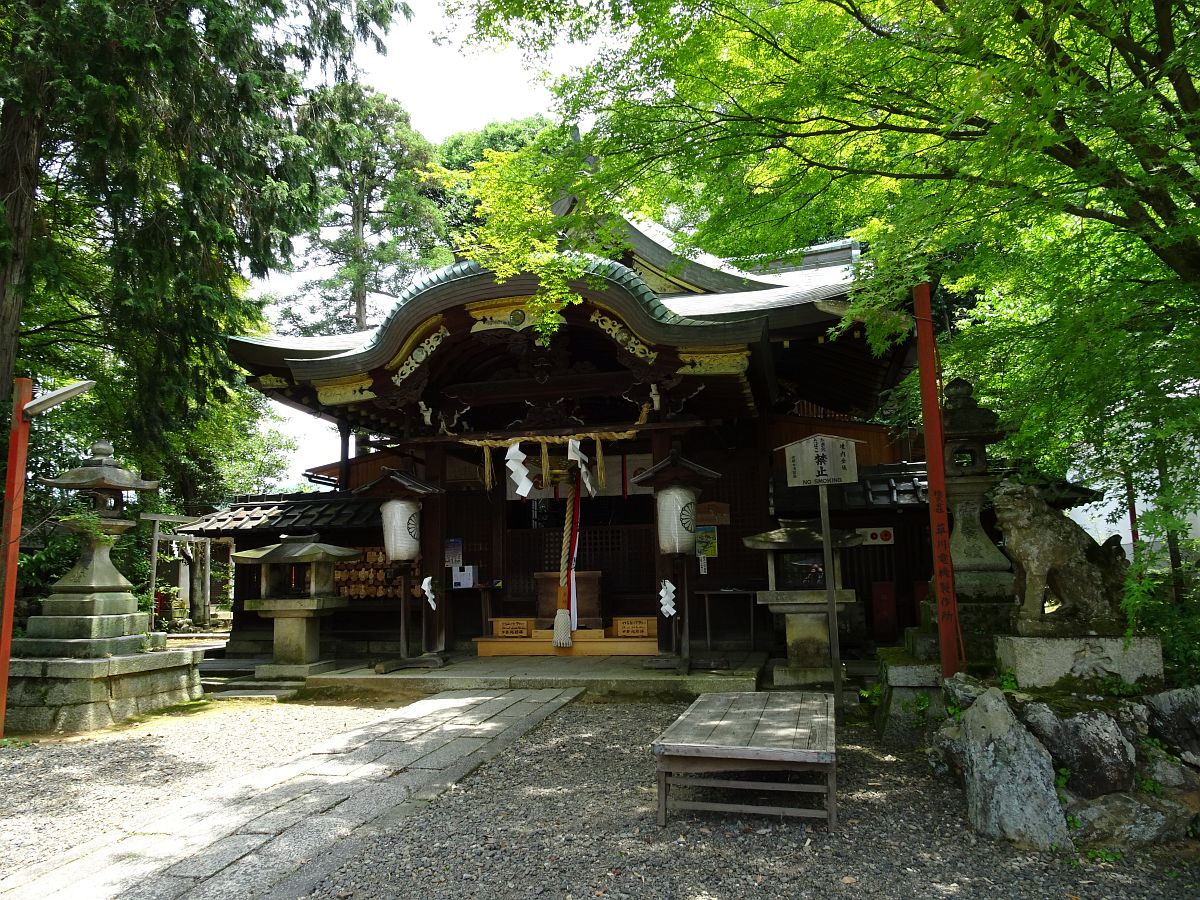 le sanctuaire principal du Awata-jina situé en face du sanctuaire Aizuchi-Inari-jinja
