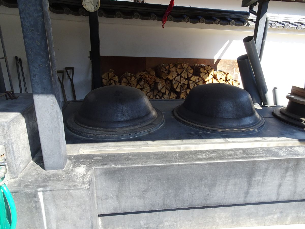 le fourneau, sur lequel des radis sont cuits dans les chaudrons et servis aux visiteurs