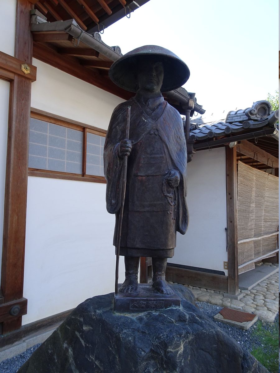 la statue de Shinran, le fondateur de la secte bouddhique Jodo-shinshu