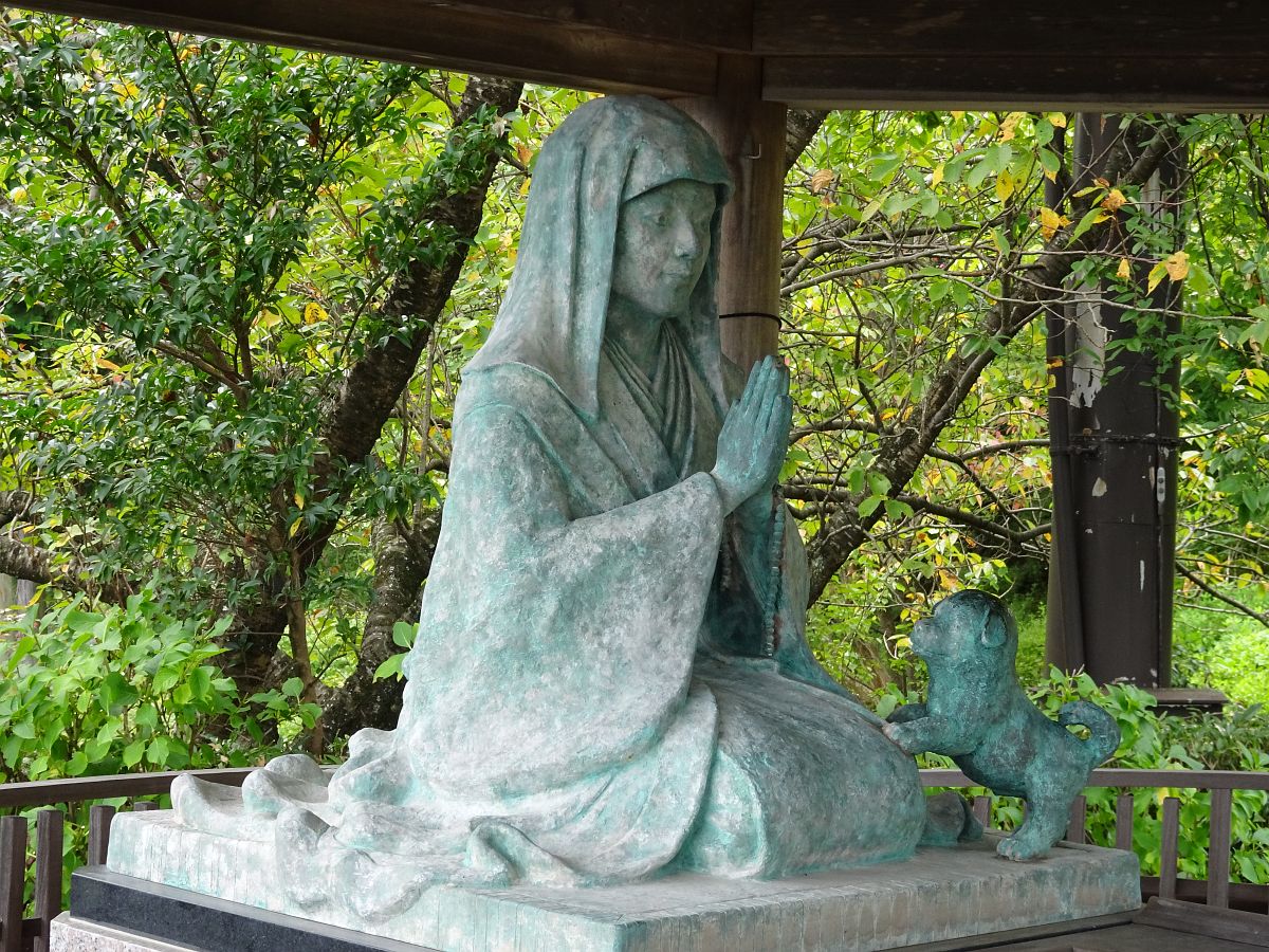 la statue de Keishoin, dont le fils Tunayoshi a promulgué le décret, défense de tuer des animaux