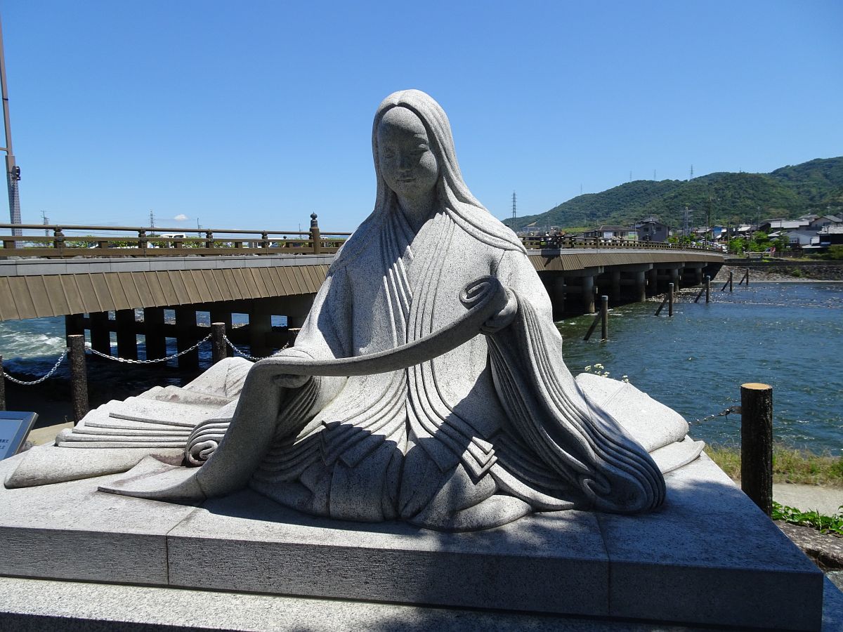 la statue associée à Hashihime même si ce n’est pas elle qui est représentée