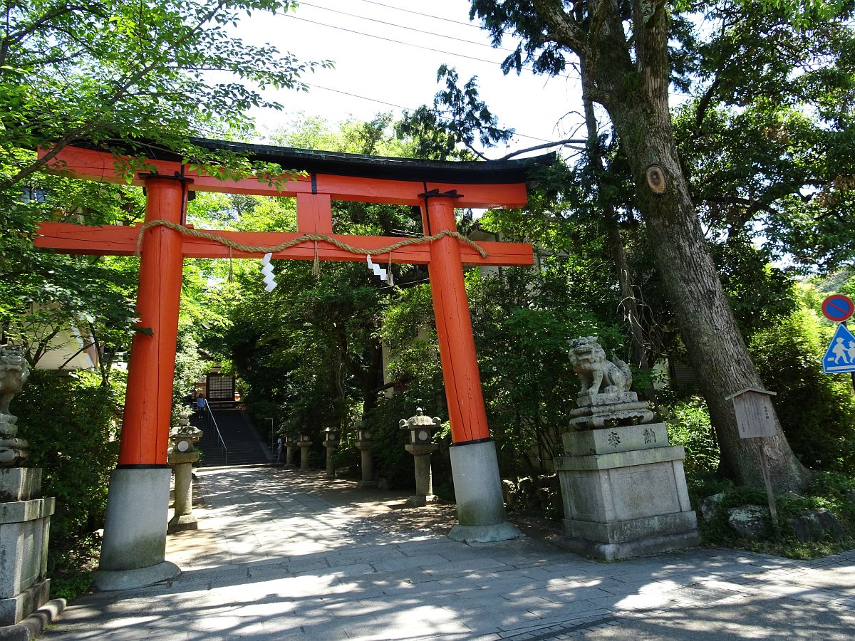 l’entrée du sanctuaire Uji-jinja