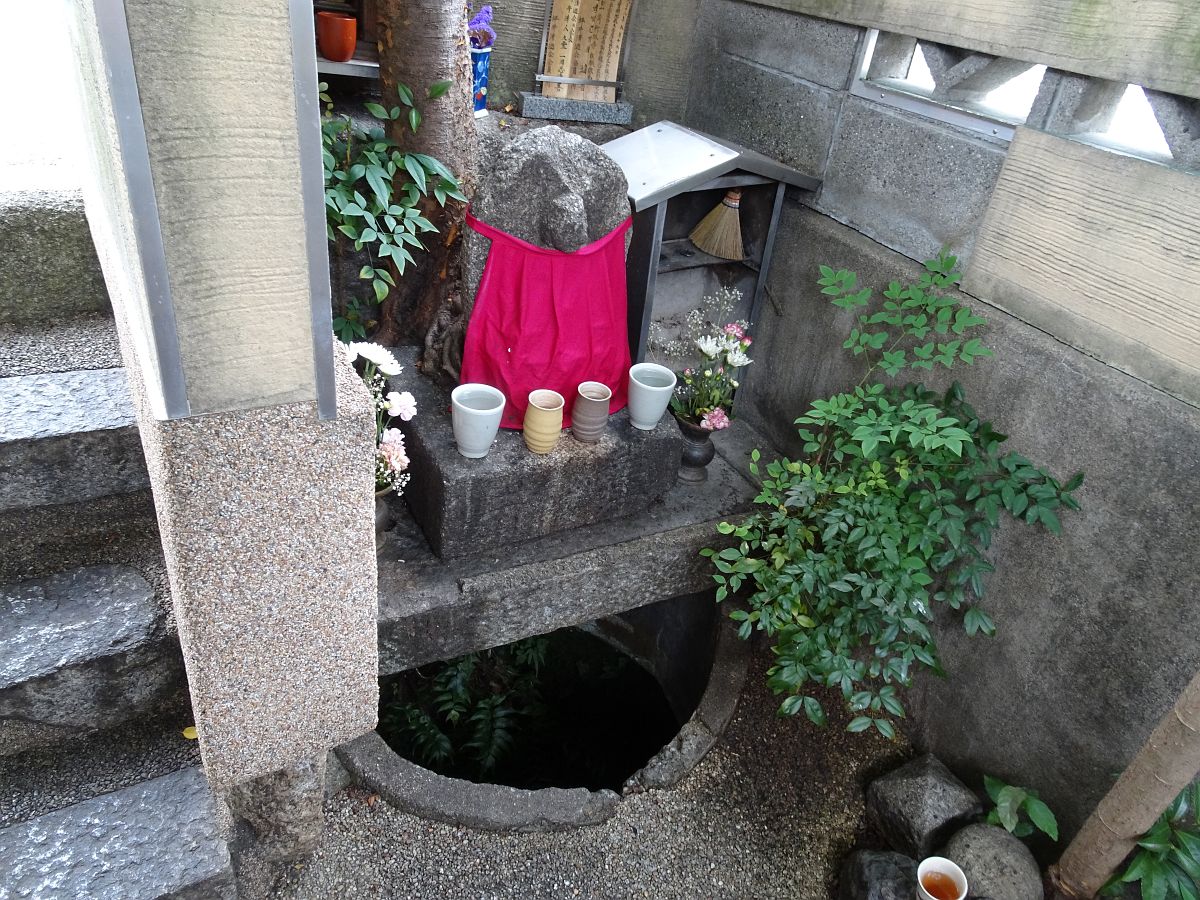 le jizo sur le puits en contrebas de la rue
