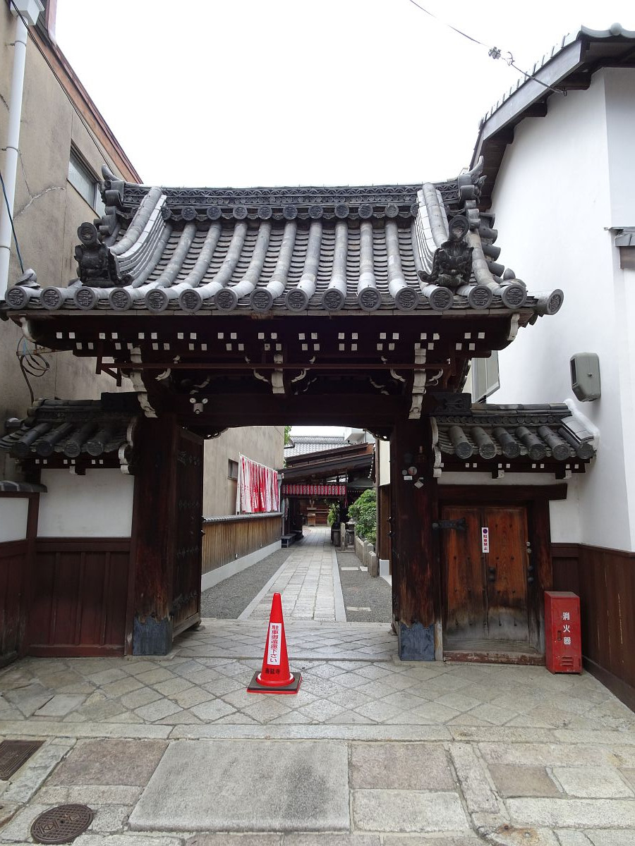 le portail du temple Juen-ji