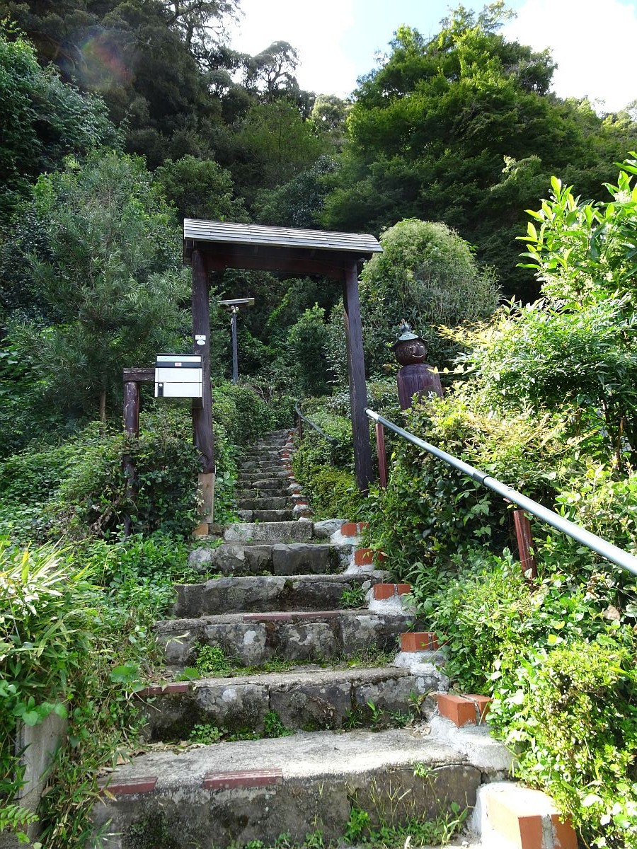 l’entrée du temple Yakushi-zen-ji