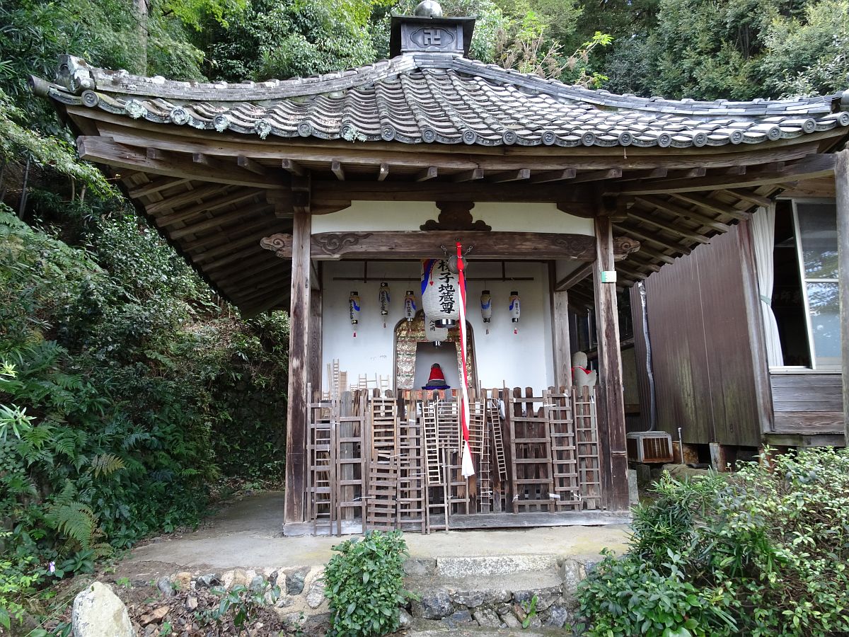le Hashigo-jizo, le dieu tutélaire contre le pipi au lit