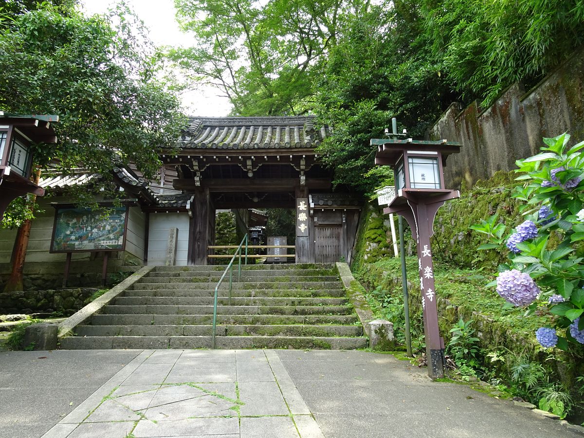 Das Tor des Choraku-ji Tempels am Ende der langen Treppe